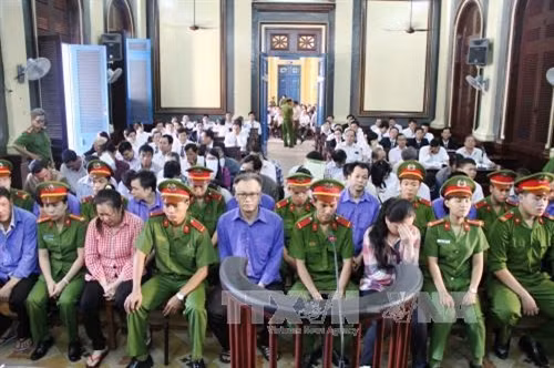 Vụ hải quan tiếp tay doanh nghiệp: Tòa trả hồ sơ để điều tra thêm ảnh 1
