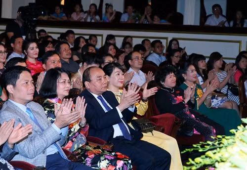 Thủ tướng Nguyễn Xuân Phúc và các đại biểu dự Lễ kỷ niệm 15 năm ngày Gia đình Việt Nam (28/6/2001-28/6/2016). Ảnh: Thống Nhất-TTXVN