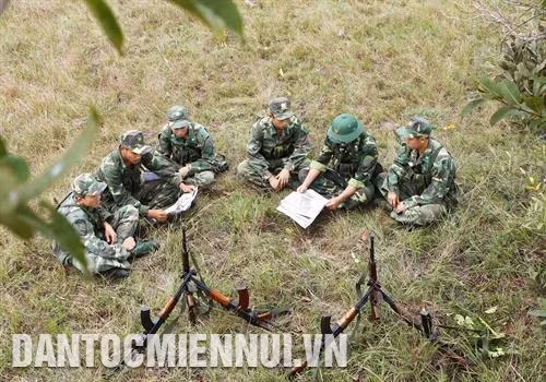 Phút nghỉ ngơi trên đường tuần tra của các chiến sĩ trinh sát Đồn Biên phòng Ea Hleo (Đắk Lắk). Ảnh: Dương Giang Lực lượng biên phòng và đồng bào dân tộc tỉnh Đắk Lắk gắn kết cùng nhau bảo vệ an ninh trật tự, an toàn đường biên mốc giới, giữ gìn bình yên nơi biên cương. Ảnh: Dương Giang Các chiến sĩ Đồn Biên phòng tỉnh Đắk Lắk tuần tra khu vực sông Sêrêpốk. Ảnh: Dương Giang Cán bộ, chiến sĩ Đồn Biên phòng Ea Hleo (Đắk Lắk) tuần tra bằng xuồng máy tại khu vực ngã ba sông biên giới. Ảnh: Dương Giang