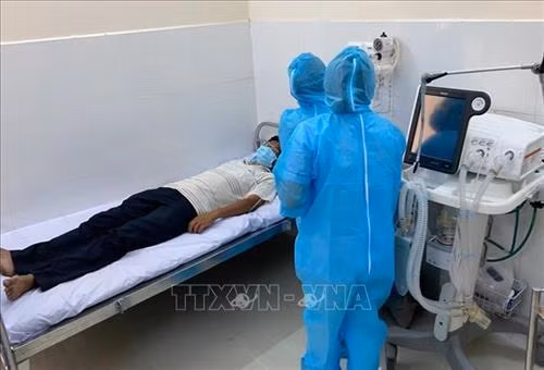 Nhân viên y tế Bệnh viện điều trị COVID-19 diễn tập tình huống tiếp nhận bệnh nhân COVID-19 từ các bệnh viện khác chuyển đến. Ảnh: TTXVN phát
