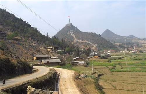Đường Hạnh Phúc nối từ thành phố Hà Giang đi lên 4 huyện vùng cao núi đá phía Bắc của tỉnh Hà Giang và đi Cột cờ Quốc gia Lũng Cú (huyện Đồng Văn). Ảnh: Minh Tâm-TTXVN