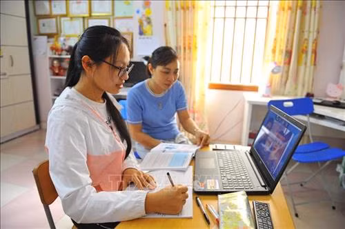 Em Lâm Thị Bảo Ngọc, lớp 9A trường THCS Ninh Thành học bài trực tuyến bằng phần mềm zoom meeting tại nhà. Ảnh: Minh Đức - TTXVN