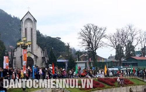 Cao nguyên Mộc Châu (Sơn La) là một cái tên quen thuộc đối với những người yêu thích du lịch bởi phong cảnh thiên nhiên hoang sơ, vẻ đẹp thơ mộng của núi rừng Tây Bắc. Mỗi dịp xuân về, cao nguyên Mộc Châu như khoác lên mình chiếc áo mới, với những vườn hoa đào, hoa mận, hoa cải nở rộ, những đồi chè xanh như những lớp sóng xanh nối dài trên các triền núi… Ảnh: Trọng Đạt Điểm đến đỉnh thiêng Yên Tử thu hút hàng triệu khách thập phương mỗi mùa khai hội. Núi Yên Tử (1.068 m) là ngọn núi cao trong dãy núi Đông Triều vùng Đông Bắc Việt Nam. Núi thuộc xã Thượng Yên Công, thành phố Uông Bí (Quảng Ninh). Vốn là một thắng cảnh thiên nhiên, ngọn Yên Tử còn lưu giữ nhiều di tích lịch sử với mệnh danh "Đất Tổ Phật giáo Việt Nam". Ảnh: Anh Tuấn Sa Pa những ngày đầu năm mang vẻ đẹp riêng của mùa xuân Tây Bắc. Đến Sa Pa, du khách có thể khám phá thiên nhiên, chinh phục đỉnh Fansipan, hòa mình cùng hoa lá đang đua nở, nào là hoa đào, hoa mận, hoa lê, hoa hồng… Sa Pa còn nổi tiếng với các quán cà phê - homestay nhỏ xinh, đem cả thị trấn trong mây thu nhỏ vào khuôn viên xinh đẹp. Ảnh: Quốc Khánh Mù Cang Chải là một huyện miền núi phía Tây Bắc thuộc tỉnh Yên Bái. Đây là địa danh thu hút du khách từ mọi nơi trên thế giới. Vẻ đẹp hùng vĩ của những dãy núi xếp chồng lên nhau cùng những thửa ruộng bậc thang đẹp như tranh vẽ chính là điểm nhấn tạo nên sự đặc biệt của nơi đây. Ảnh: TTXVN