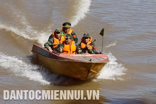 Phút nghỉ ngơi trên đường tuần tra của các chiến sĩ trinh sát Đồn Biên phòng Ea Hleo (Đắk Lắk). Ảnh: Dương Giang Lực lượng biên phòng và đồng bào dân tộc tỉnh Đắk Lắk gắn kết cùng nhau bảo vệ an ninh trật tự, an toàn đường biên mốc giới, giữ gìn bình yên nơi biên cương. Ảnh: Dương Giang Các chiến sĩ Đồn Biên phòng tỉnh Đắk Lắk tuần tra khu vực sông Sêrêpốk. Ảnh: Dương Giang Cán bộ, chiến sĩ Đồn Biên phòng Ea Hleo (Đắk Lắk) tuần tra bằng xuồng máy tại khu vực ngã ba sông biên giới. Ảnh: Dương Giang
