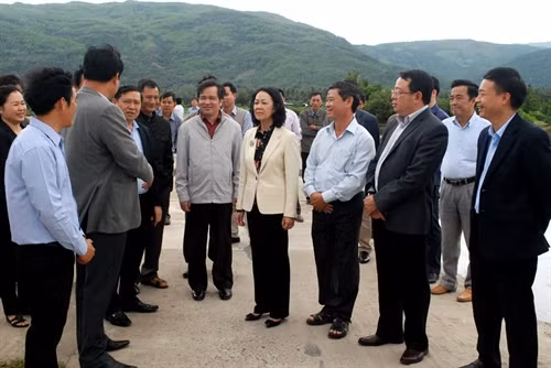 Đồng chí Trương Thị Mai đi khảo sát thực tế tại xã Xuân Lộc, thị xã Sông Cầu. Ảnh: Thế Lập – TTXVN.