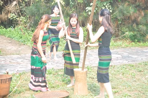Những "nữ tú" trong buôn giã gạo nấu cơm.