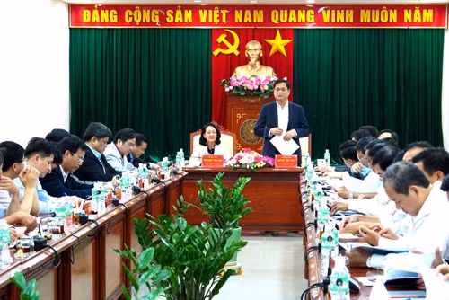 Đồng chí Huỳnh Tấn Việt, Ủy viên Trung ương Đảng, Bí thư Tỉnh ủy Phú Yên báo cáo với Đoàn công tác. Ảnh: Thế Lập – TTXVN.