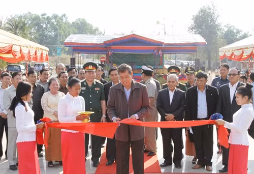 Quốc vụ khanh Bộ Lễ nghi và Tôn giáo kiêm Quyền Tổng thư ký Hội đồng quốc gia Mặt trận Đoàn kết, Phát triển Tổ quốc Campuchia Nhem Vally cắt băng hoàn thành trùng tu, tôn tạo Đài hữu nghị.