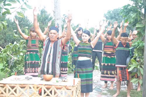 Lễ cúng tại cổng bon làng.