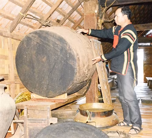 Anh Y’ Thim Byă giới thiệu về chiếc trống cổ của người Ê Đê.