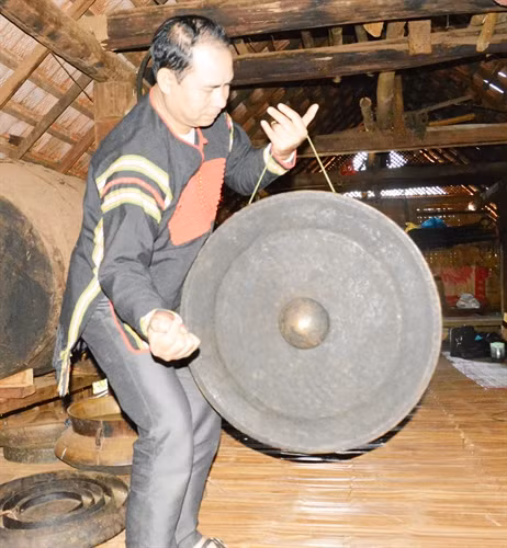Anh Y’ Thim Byă giới thiệu về chiếc chiêng cổ của người Jrai.