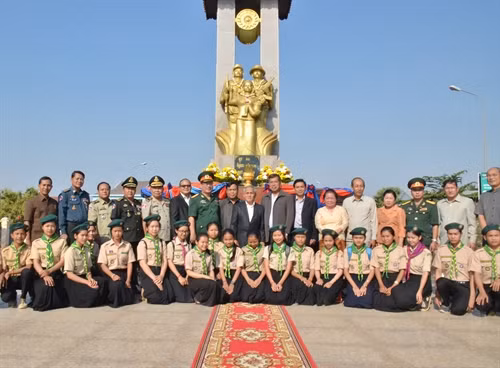 Các đại biểu chụp ảnh lưu niệm với thế hệ trẻ tỉnh Preah Vihear.
