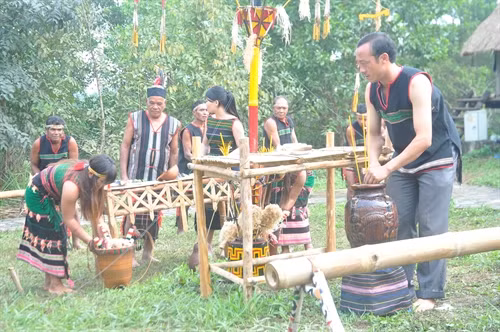 Dân làng nô nức chuẩn bị lễ vật cúng thần linh cùng già làng.