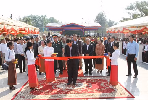 Đại tá Nguyễn Anh Dũng Tùy viên Quốc phòng Việt Nam cắt băng hoàn thành trùng tu, tôn tạo Đài hữu nghị.