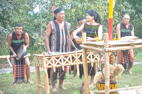 Già làng chuẩn bị lễ cúng trong tiếng chiêng rộn rã.