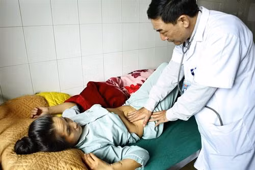 Bệnh viện đa khoa tỉnh Điện Biên tiếp nhận và làm chủ nhiều kỹ thuật cao như: phẫu thuật nội soi tán sỏi tiết niệu ngược dòng bằng laser; kỹ thuật chụp, phân tích kết quả cắt lớp vi tính trong cấp cứu ngoại khoa; điều trị bảo tồn chấn thương tạng đặc; phẫu thuật chấn thương - vết thương mạch máu ngoại vi và điều trị ung thư. Ảnh: Dương Ngọc - TTXVN