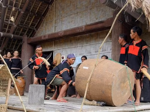 Diễn tấu trống h’gơr trong lễ hội của người Ê Đê.