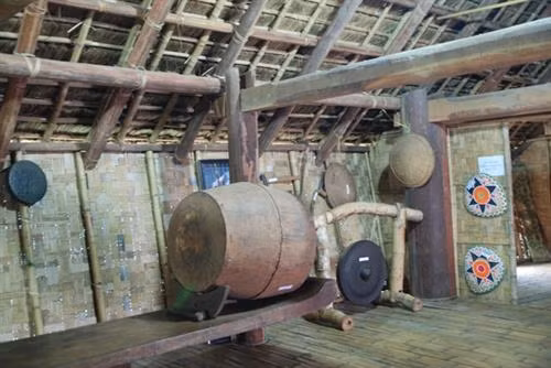 Trống h’gơr được đặt trang trọng trên ghế k’pan trong nhà dài của người Ê Đê tại Làng Văn hóa - Du lịch các dân tộc Việt Nam (Đồng Mô, Sơn Tây, Hà Nội) .