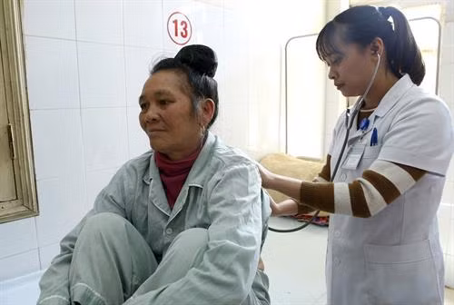 Bệnh viện đa khoa tỉnh Điện Biên tiếp nhận và làm chủ nhiều kỹ thuật cao như: phẫu thuật nội soi tán sỏi tiết niệu ngược dòng bằng laser; kỹ thuật chụp, phân tích kết quả cắt lớp vi tính trong cấp cứu ngoại khoa; điều trị bảo tồn chấn thương tạng đặc; phẫu thuật chấn thương - vết thương mạch máu ngoại vi và điều trị ung thư. Ảnh: Dương Ngọc - TTXVN