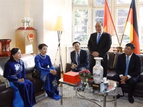 Sáng 5/7/2017(theo giờ địa phương ), tại thành phố Frankfurt (CHLB Đức), Thủ tướng Nguyễn Xuân Phúc đến thăm và nói chuyện với cán bộ, nhân viên Tổng Lãnh sự quán Việt Nam tại Frankfurt. Ảnh: Thống Nhất – TTXVN