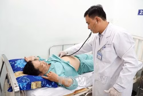 Bác sĩ bệnh viện thăm khám cho bệnh nhân. Ảnh: Phương Vy - TTXVN.