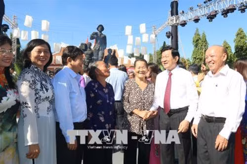 Nguyên Chủ tịch nước Trương Tấn Sang và lãnh đạo Thành phố Hồ Chí Minh thăm hỏi các dân công hỏa tuyến Vĩnh Lộc. Ảnh: Thanh Vũ-TTXVN