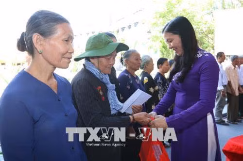 Lãnh đạo Thành phố Hồ Chí Minh và huyện Bình Chánh tặng quà cho các dân công hỏa tuyến, gia đình người thân liệt sĩ dân công hỏa tuyến tại lễ kỷ niệm. Ảnh: Thanh Vũ-TTXVN