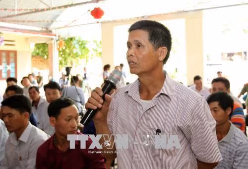 Cử tri xã Dương Quỳ, huyện Văn Bàn phát biểu ý kiến với Đoàn đại biểu Quốc hội tỉnh Lào Cai. Ảnh: Quốc Khánh - TTXVN