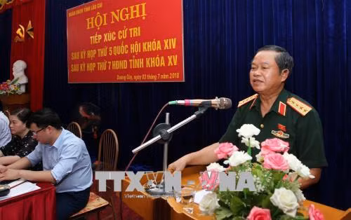 Phó Chủ tịch Quốc hội Đỗ Bá Tỵ phát biểu tại buổi tiếp xúc cử tri tại xã Dương Quỳ, huyện Văn Bàn. Ảnh: Quốc Khánh - TTXVN