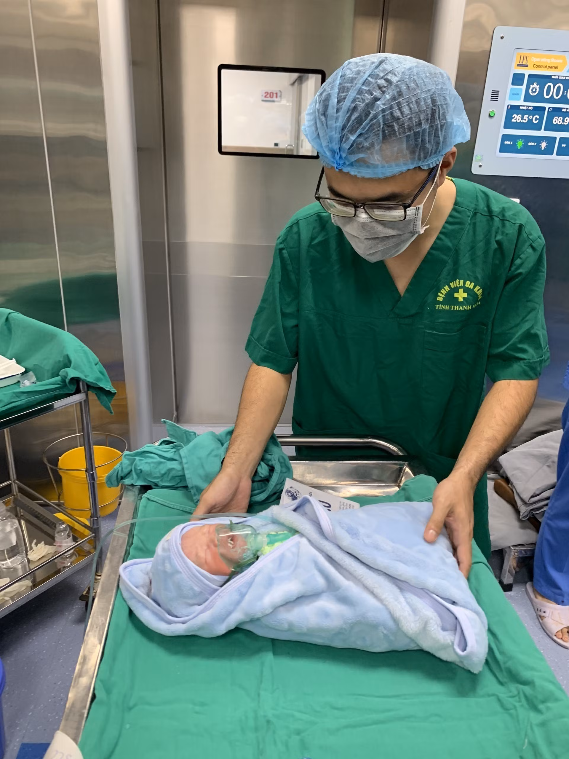 Thanh Hóa: Phẫu thuật “kép” mổ lấy thai và xử trí viêm ruột thừa cứu sống hai mẹ con ảnh 2