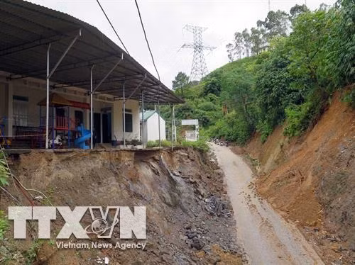 Trường mầm non Hoa Đào, huyện Phù Yên bị sạt lở phần sân trường. Ảnh: Hữu Quyết – TTXVN