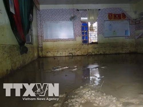 Một phòng học tại trường mầm non Tân Lang, huyện Phù Yên bị ngập bùn đất. Ảnh: Hữu Quyết – TTXVN
