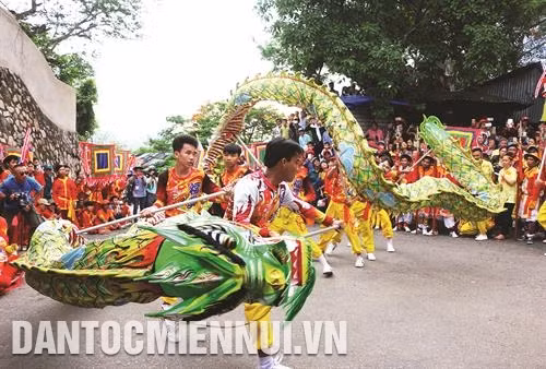 Du khách tham quan Vườn sinh thái Út Cưng ở xã Vĩnh Tế, thành phố Châu Đốc bằng xuồng. Ảnh: An Hiếu Nhiều hoạt động văn hóa nghệ thuật dân gian như: múa rồng, múa lân... được tổ chức trong dịp lễ hội Vía Bà Chúa Xứ núi Sam, thu hút đông đảo người xem. Ảnh: An Hiếu