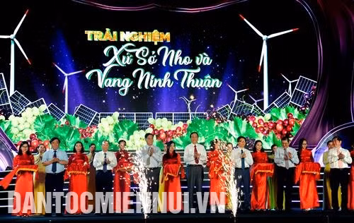 Phó Thủ tướng Vũ Đức Đam và lãnh đạo tỉnh Ninh Thuận cắt băng khai mạc Lễ hội Nho và Vang Ninh Thuận 2019 tại thành phố Phan Rang - Tháp Chàm. Ảnh: An Hiếu