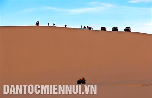Để chống lại việc sa mạc hóa, tỉnh Bình Thuận đã tận dụng tốt các vị trí địa lý và khai thác triệt để lợi thế phong phú về địa hình cảnh quan, tài nguyên du lịch cát, gió, biển,… với những triền dốc thoai thoải, dải cát vàng, đồi cát trắng mịn màng, tạo nên những sản phẩm du lịch sa mạc đặc trưng tại địa phương, góp phần đem lại nguồn thu nhập của người dân trong vùng. Trong ảnh: Du khách trải nghiệm tham quan đồi cát trắng bằng xe địa hình tại xã Hòa Thắng, huyện Bắc Bình, tỉnh Bình thuận. Ảnh: Nguyễn Thanh