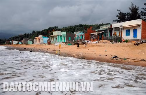 Bờ biển Bình Thuận có chiều dài 192 km, trong đó có 6 đoạn bờ biển thường xảy ra xói lở nghiêm trọng như: đoạn bờ biển xã Tiến Thành (thành phố Phan Thiết), bờ biển thị trấn Liên Hương (huyện Tuy Phong), bờ biển Phước Lộc, Tân Phước (Thị xã La Gi)… Theo sở Tài nguyên và Môi trường tỉnh Bình Thuận, do cấu trúc địa chất ven bờ biển gồm cát, đất bở rời nên dễ dàng bị xói lở khi có sóng biển vỗ mạnh vào bờ. Mỗi năm, có những vùng biển xâm thực mạnh vào đất liền từ 10 - 20m. Trong ảnh: Triều cường, sóng biển lớn đã xâm thực sâu vào khu dân cư thôn Tiến Đức (xã Tiến Thành, Thành phố Phan Thiết, tỉnh Bình Thuận) làm sập và hư hỏng nhiều căn nhà của người dân. Ảnh: Phúc Thanh
