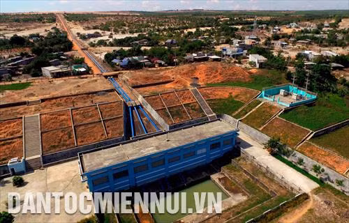 Công trình thủy lợi Lê Hồng Phong có tổng mức đầu tư gần 400 tỷ đồng, là công trình cấp 3 với lưu lượng thiết kế trạm bơm 2m3/s, cấp nước sản xuất nông nghiệp; đồng thời, cấp nước phục vụ sinh hoạt và du lịch, cải tạo môi trường sinh thái và hạn chế sa mạc hóa tại các xã Hòa Thắng, Hồng Phong (huyện Bắc Bình, tỉnh Bình Thuận). Ảnh: Phúc Thanh