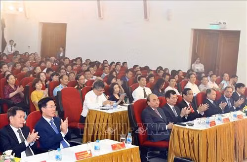 Thủ tướng Nguyễn Xuân Phúc, Trưởng ban Tuyên giáo Trung ương Võ Văn Thưởng cùng các đồng chí lãnh đạo Thông tấn xã Việt Nam và các đại biểu dự Lễ trao giải. Ảnh: Thống Nhất -TTXVN