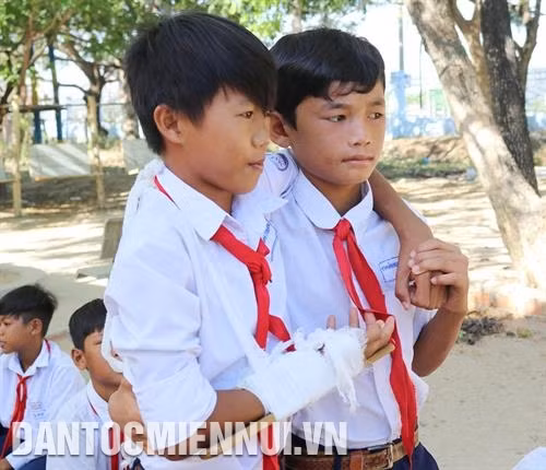 Học sinh Trường trung học cơ sở Hà Huy Tập diễn tập sơ, cấp cứu khi xảy ra tai nạn thương tích. Ảnh: Nguyễn Thành Cô và trò Trường trung học cơ sở Hà Huy Tập được rèn luyện thêm các kỹ năng chủ động ứng phó với tình huống thiên tai khẩn cấp. Ảnh: Nguyễn Thành
