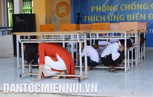 Học sinh Trường trung học cơ sở Hà Huy Tập diễn tập sơ, cấp cứu khi xảy ra tai nạn thương tích. Ảnh: Nguyễn Thành Cô và trò Trường trung học cơ sở Hà Huy Tập được rèn luyện thêm các kỹ năng chủ động ứng phó với tình huống thiên tai khẩn cấp. Ảnh: Nguyễn Thành