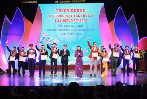 Thành đoàn Hà Nội tuyên dương 10 gương mặt trẻ Thủ đô tiêu biểu năm 2016. Ảnh: Phạm Kiên – TTXVN