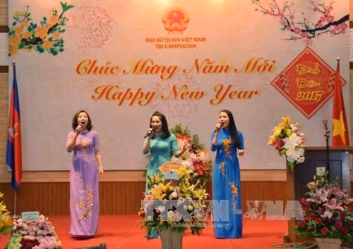 Chương trình văn nghệ chào mừng tại buổi lễ. Ảnh: Danh Chanh Đa - Phóng viên TTXVN tại Campuchia