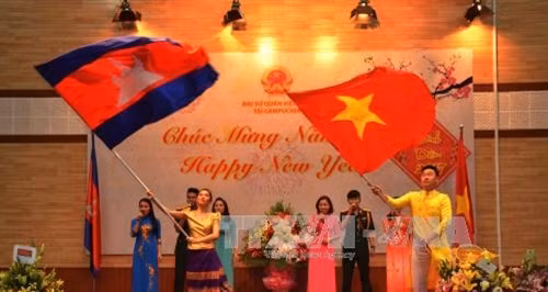 Chương trình văn nghệ chào mừng tại buổi lễ. Ảnh: Danh Chanh Đa - Phóng viên TTXVN tại Campuchia