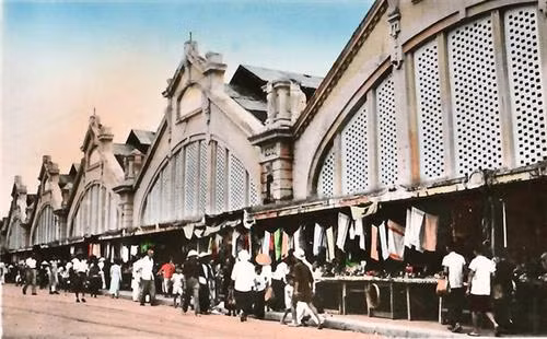 Sau khi được chính thức xây dựng vào năm 1890, chợ có 5 vòm cửa và 5 nhà cầu có chiều dài 52 m, cao 19 m, rộng 25 m. Toàn bộ khu chợ có diện tích khoảng 6.500 m2. Mặt tiền mang lối kiến trúc Pháp với 5 phần hình tam giác có trổ lỗ như tổ ong, lợp mái tôn. Ảnh: Flickr.