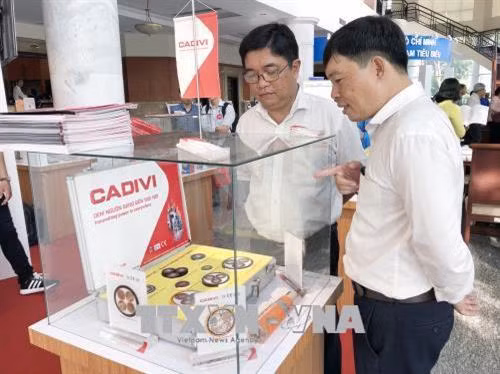 Các sản phẩm hàng Việt được giới thiệu tại Hội nghị. Ảnh: Mỹ Phương - TTXVN