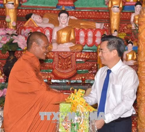 Bí thư Tỉnh ủy Bạc Liêu Nguyễn Quang Dương tặng quà cho trụ trì chùa nhân ngày Tết cổ truyền Chôl Chnăm Thmây. Ảnh: Nhật Bình – TTXVN.