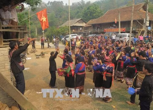 Nghi thức đi xin nước, cầu mong cho mưa thuận gió hòa, năm mới mùa màng bội thu. Ảnh: Xuân Tiến - TTXVN