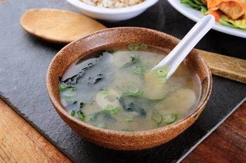 Bữa ăn của người Nhật được nấu theo nguyên tắc ichiju-sansai (một món súp, ba món chính), trong đó súp và thực phẩm lên men là không thể thiếu. Đặc biệt, súp miso nấu từ đậu nành lên men và nước dùng dashi giúp tăng cường vi khuẩn có lợi cho đường ruột, tốt cho hệ tiêu hóa khiến bữa ăn ngon hơn.