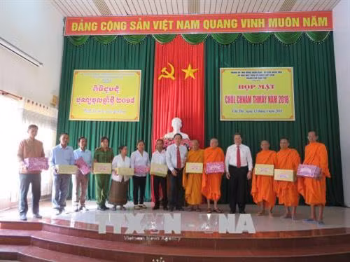 Trao quà cho các chức sắc, người có uy tín trong cộng đồng người Khmer tại Thành phố Cần Thơ. Ảnh: Ánh Tuyết – TTXVN