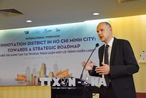 Chuyên gia quốc tế phát biểu tại hội thảo. Ảnh: Trần Xuân Tình – TTXVN